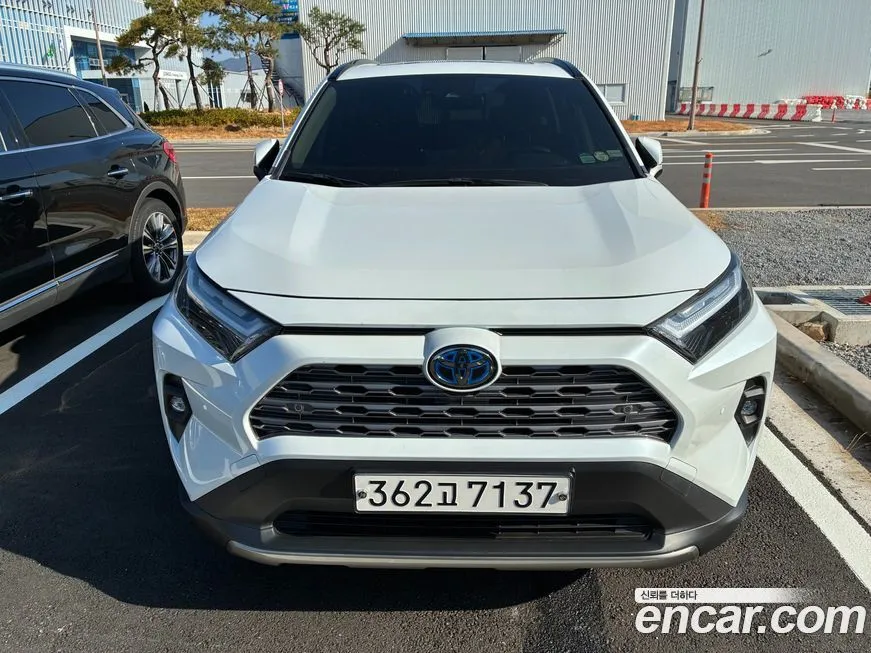 Toyota RAV4 — фото 1