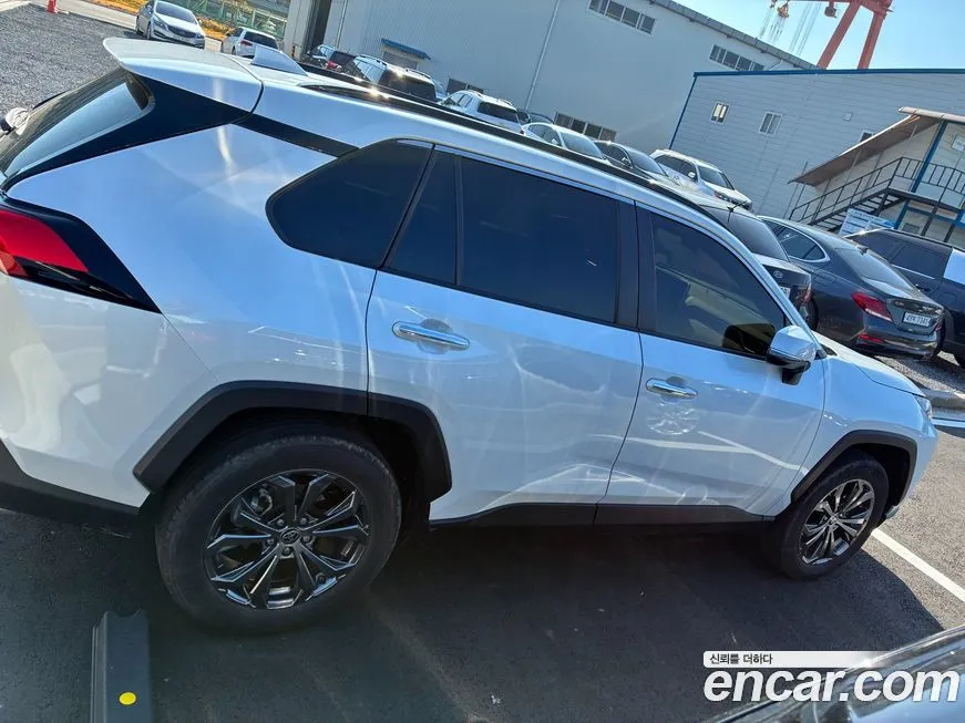Toyota RAV4 — фото 4