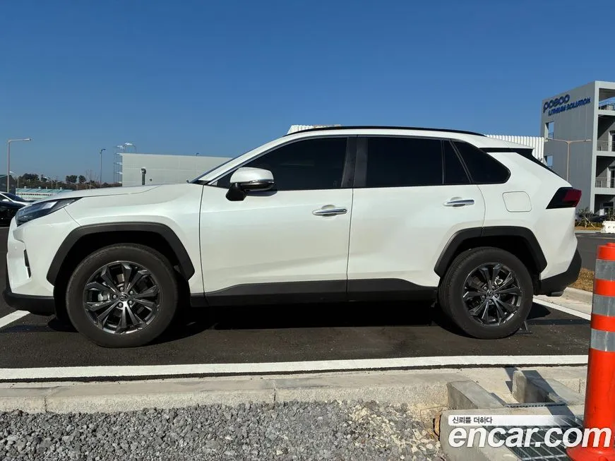 Toyota RAV4 — фото 8