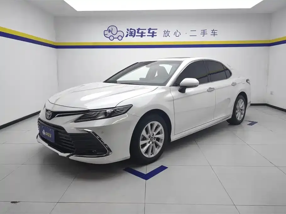 Toyota Camry — фото 1