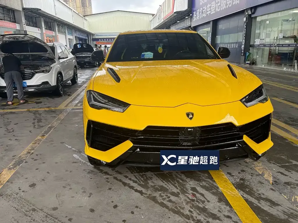 Lamborghini Urus — фото 1