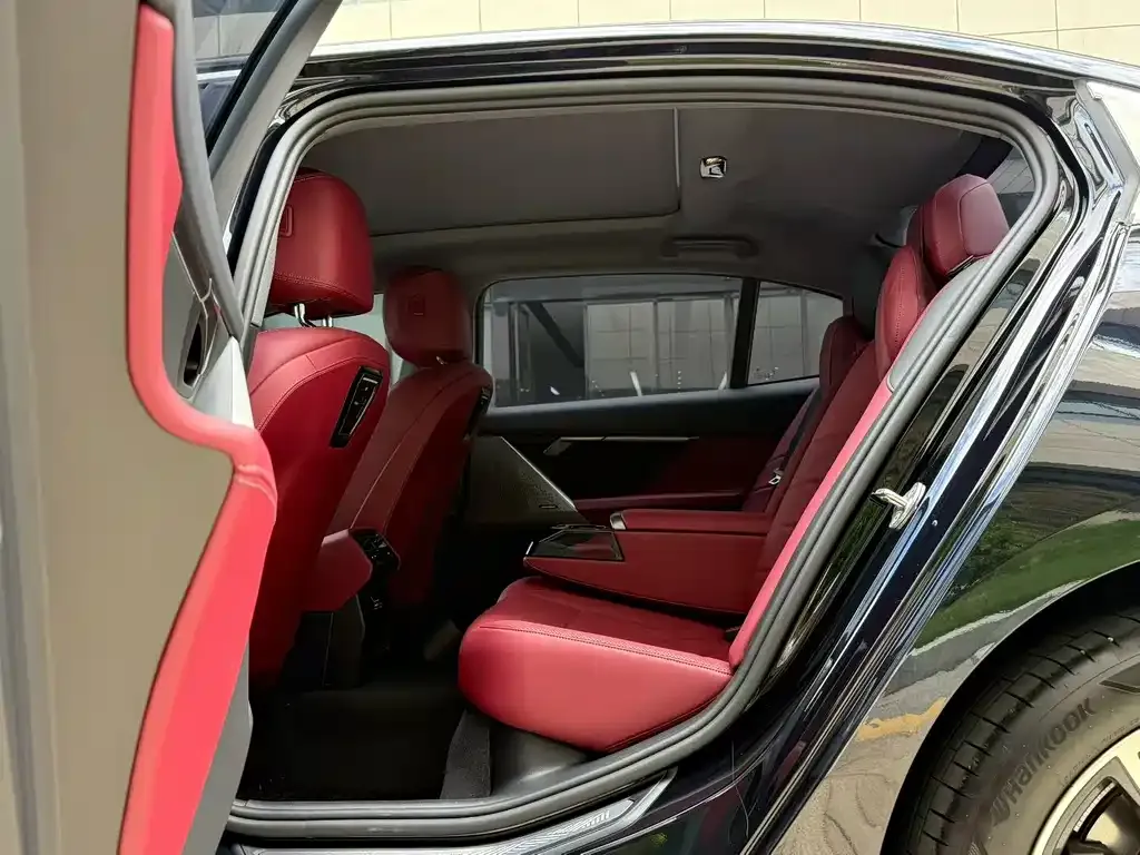 BMW 5 Series 2025 из CN, фото 6
