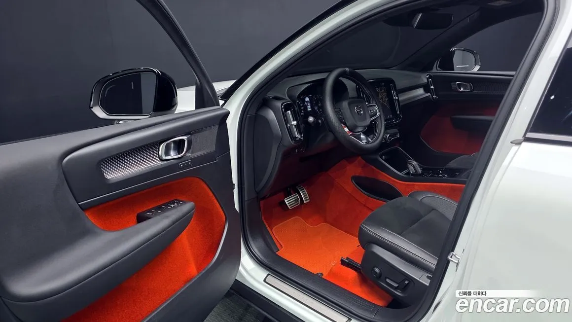 Volvo XC40 — фото 10