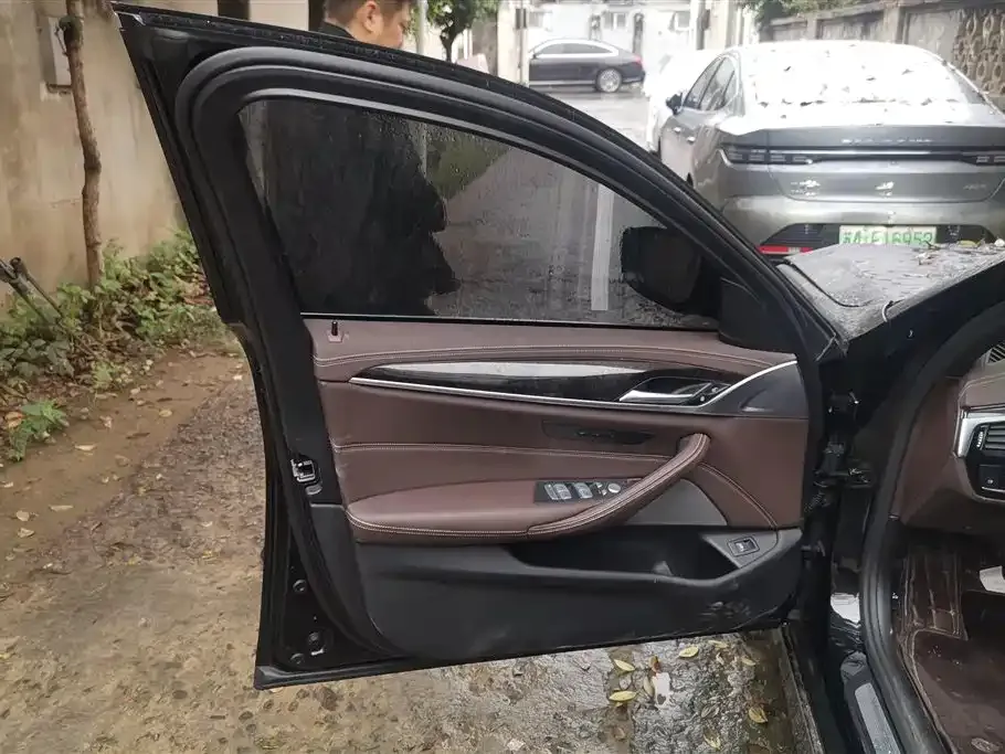 BMW 5 Series 2023 из CN, фото 7