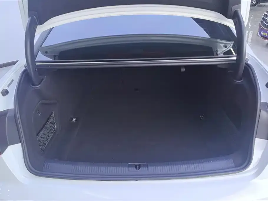 Audi A4L 2021 из CN, фото 4