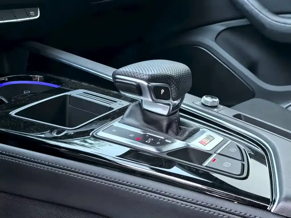 Audi A4L 2023 из CN, фото 9