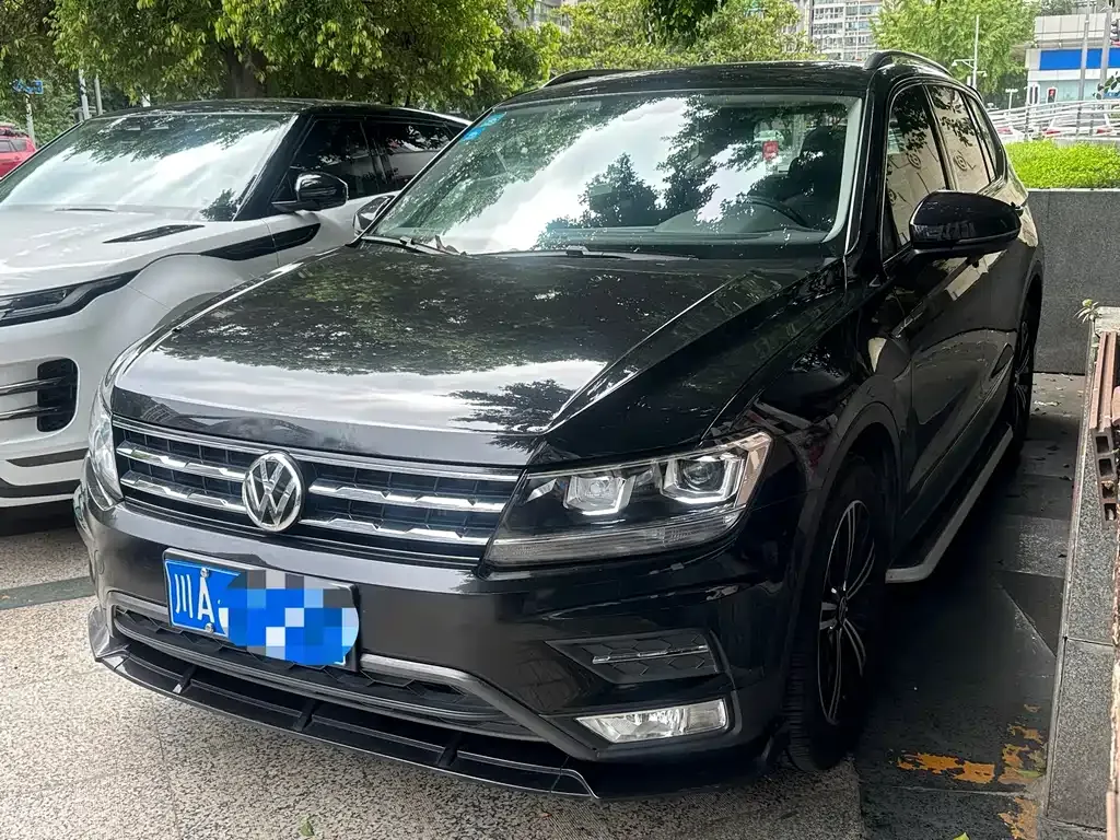 Volkswagen Tiguan L — фото 1