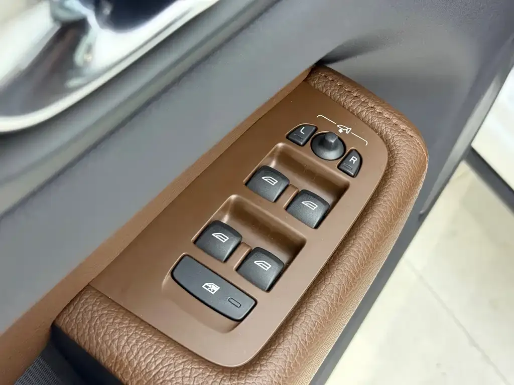 Volvo XC60 — фото 10