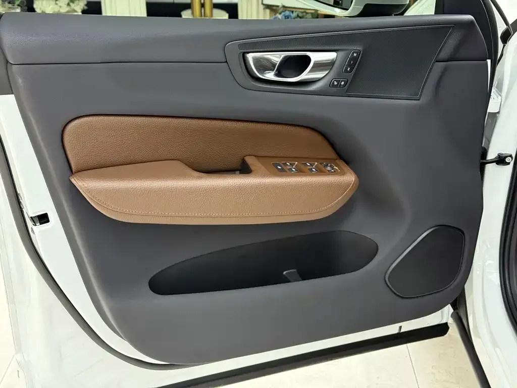 Volvo XC60 — фото 9