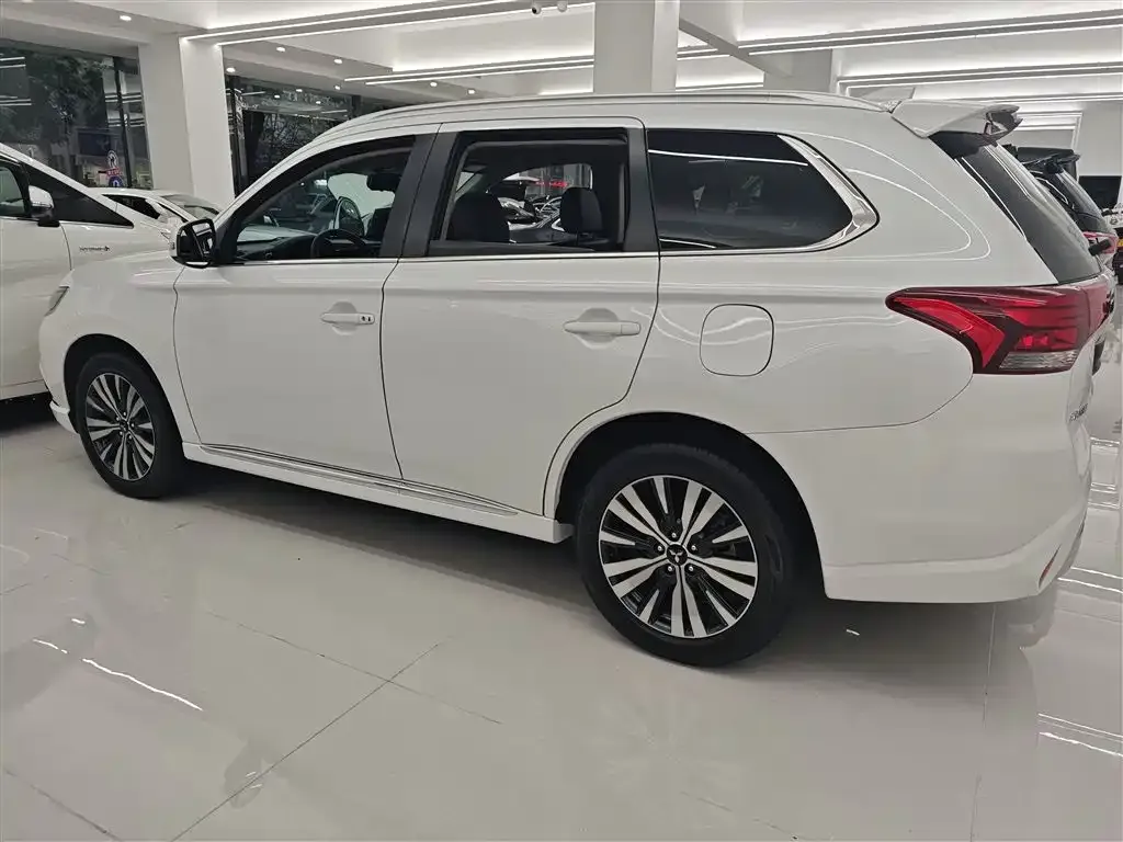 Mitsubishi Outlander 2022 из CN, фото 9