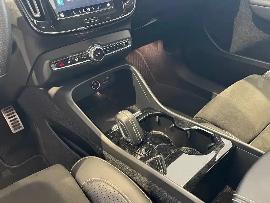 Volvo XC40 NEV — фото 10