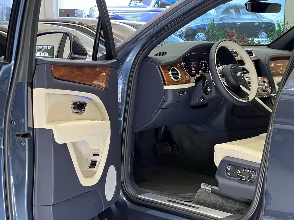 Bentley Bentayga 2024 из CN, фото 5