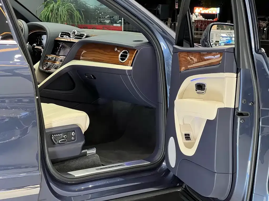Bentley Bentayga 2024 из CN, фото 7