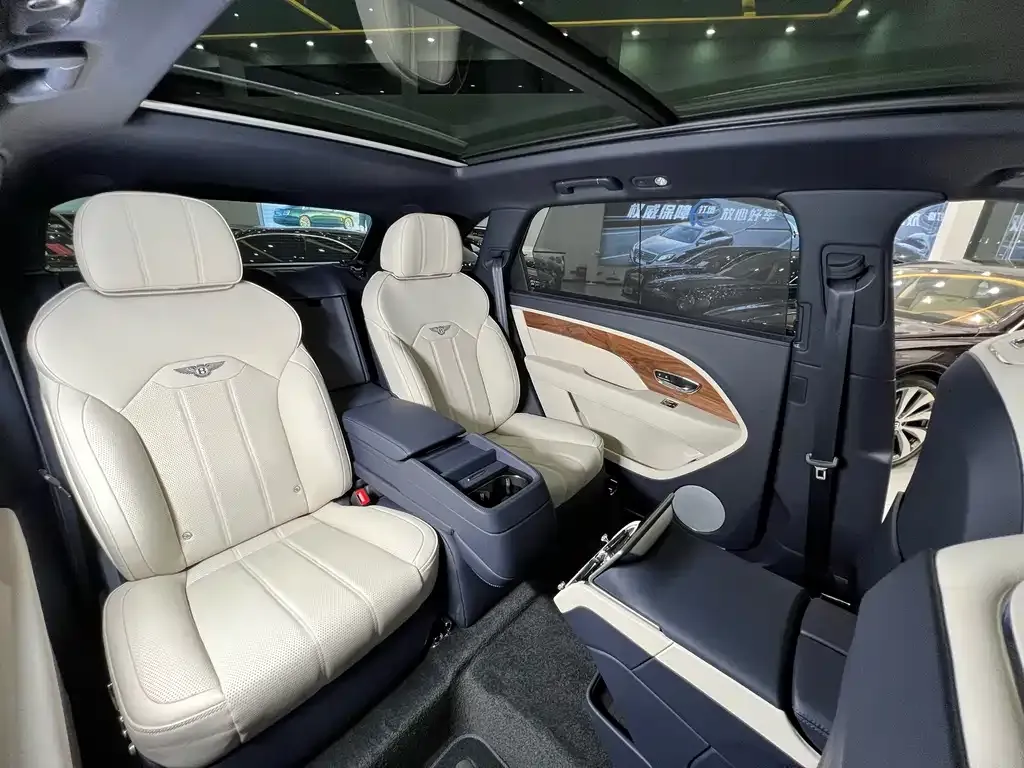 Bentley Bentayga 2024 из CN, фото 9
