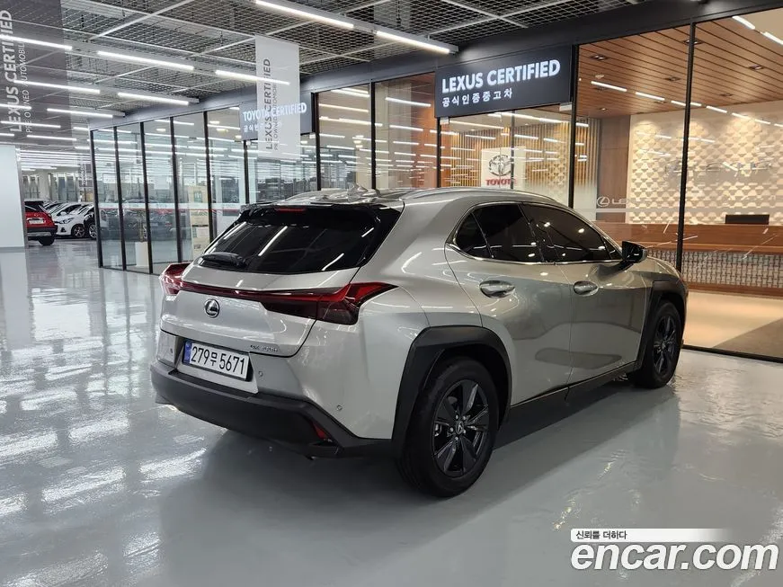 Lexus UX — фото 3