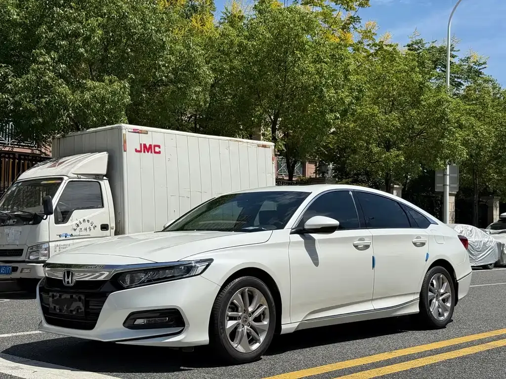 Honda Accord — фото 1