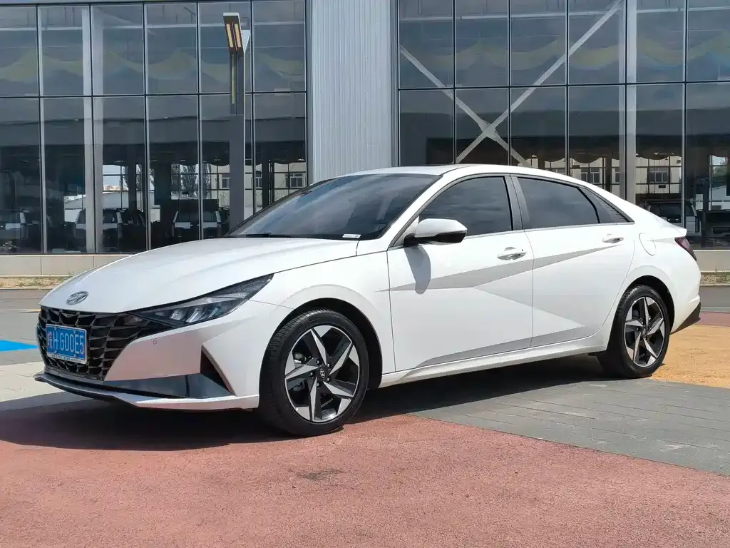 Hyundai Elantra — фото 1