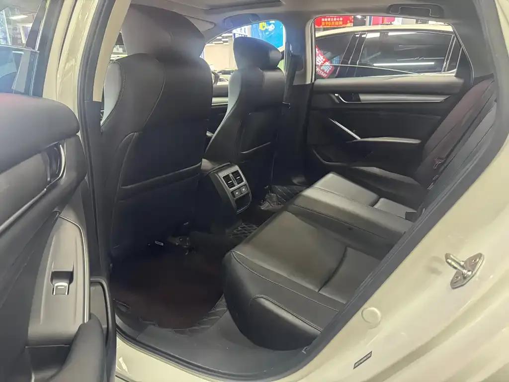 Honda Accord — фото 10