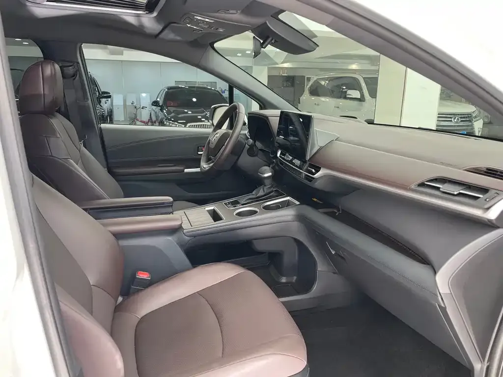 Toyota Granvia — фото 10