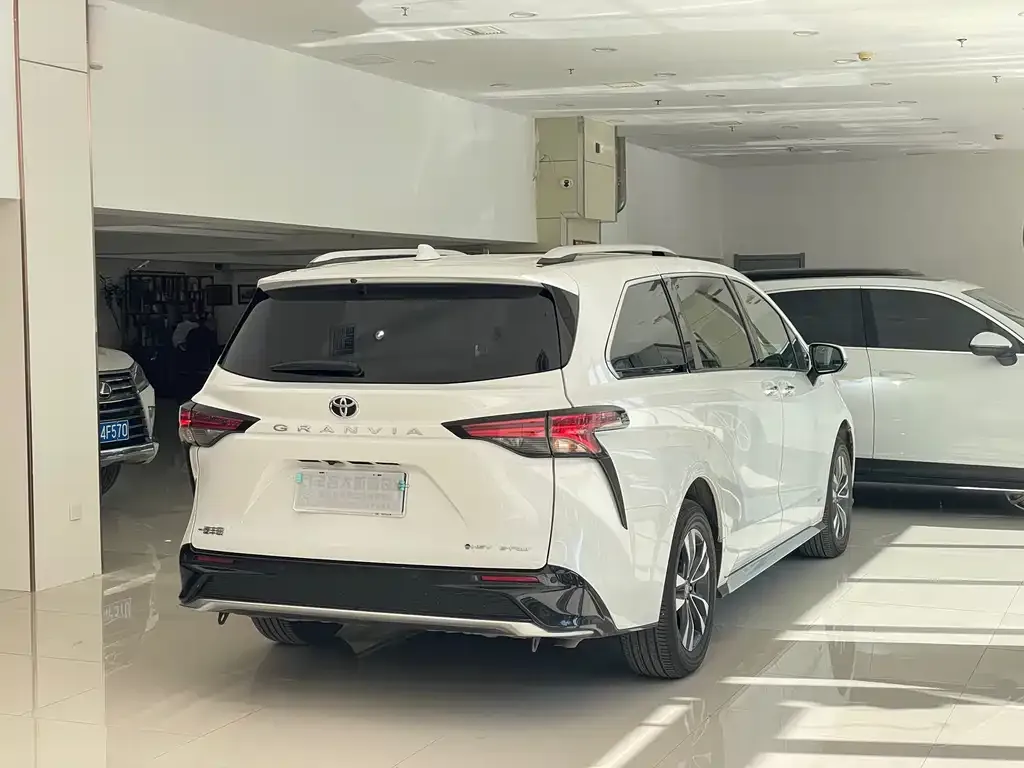 Toyota Granvia — фото 6
