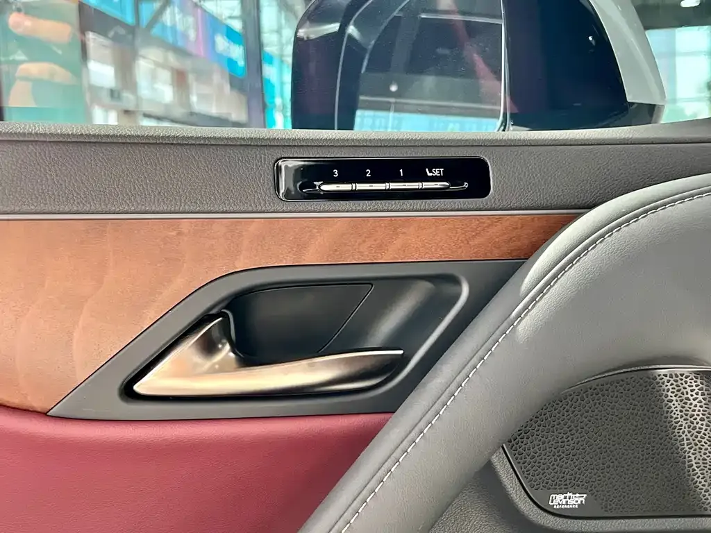 Lexus LX — фото 10