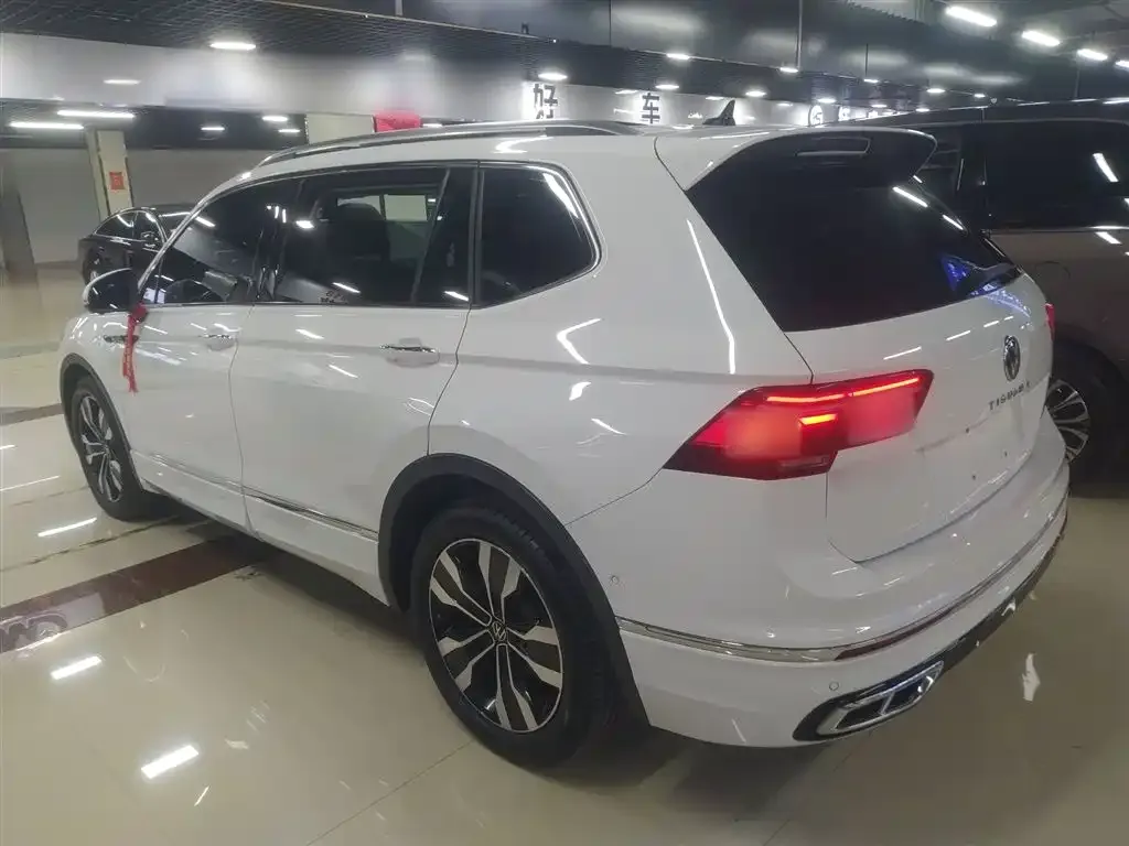 Volkswagen Tiguan L — фото 6