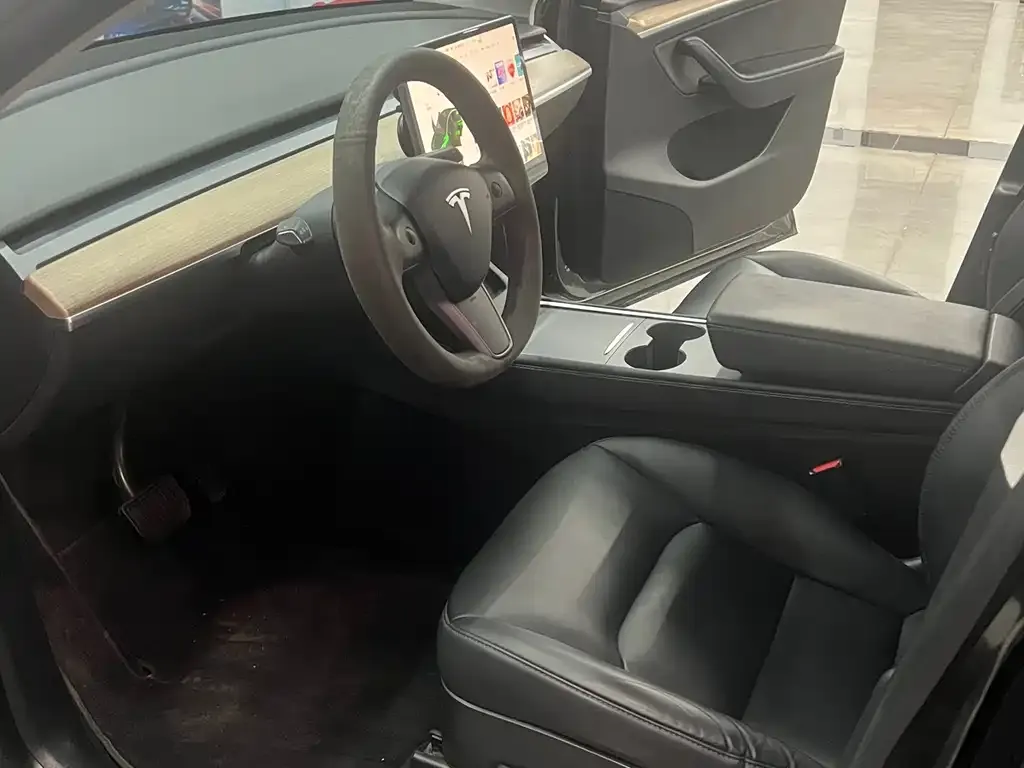 Tesla Model Y — фото 8