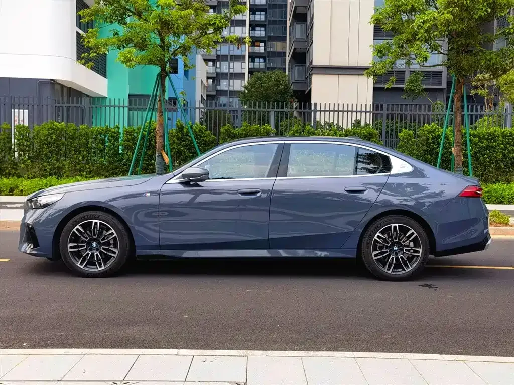 BMW 5 Series 2025 из CN, фото 4