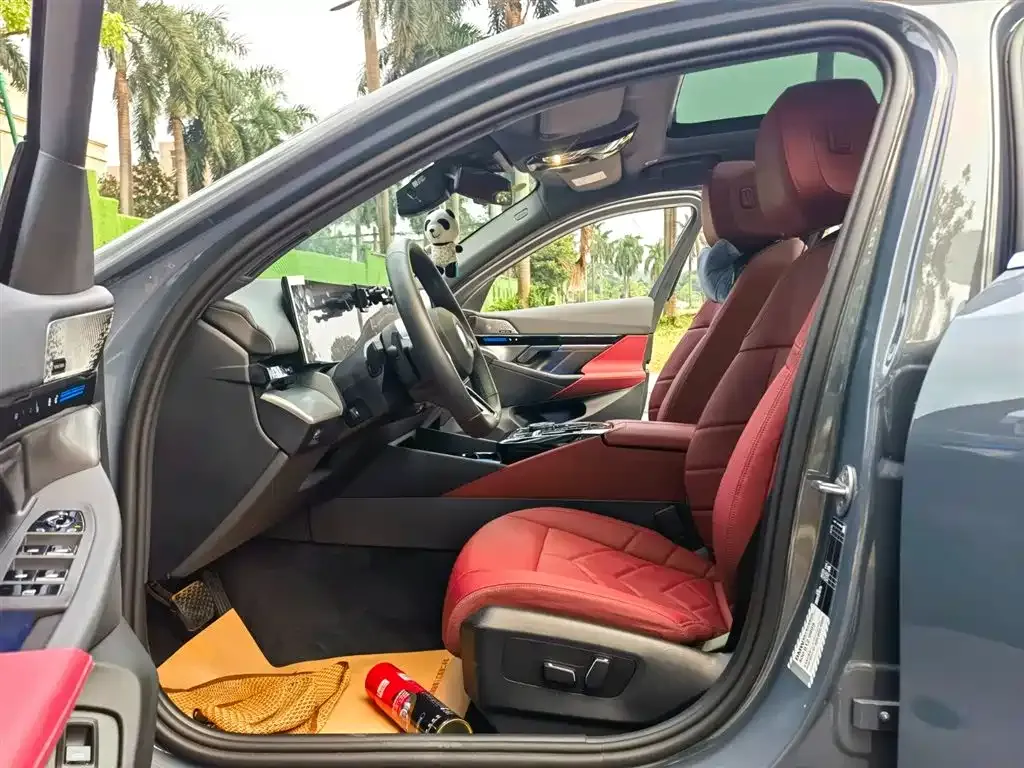 BMW 5 Series 2025 из CN, фото 9