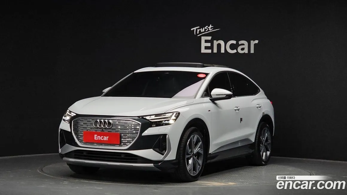 Audi Q4 e-tron — фото 1