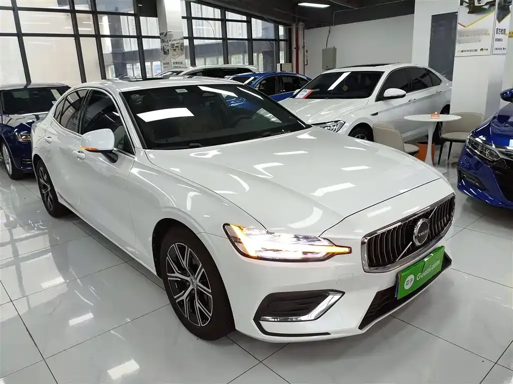 Volvo S60 2023 из CN, фото 4