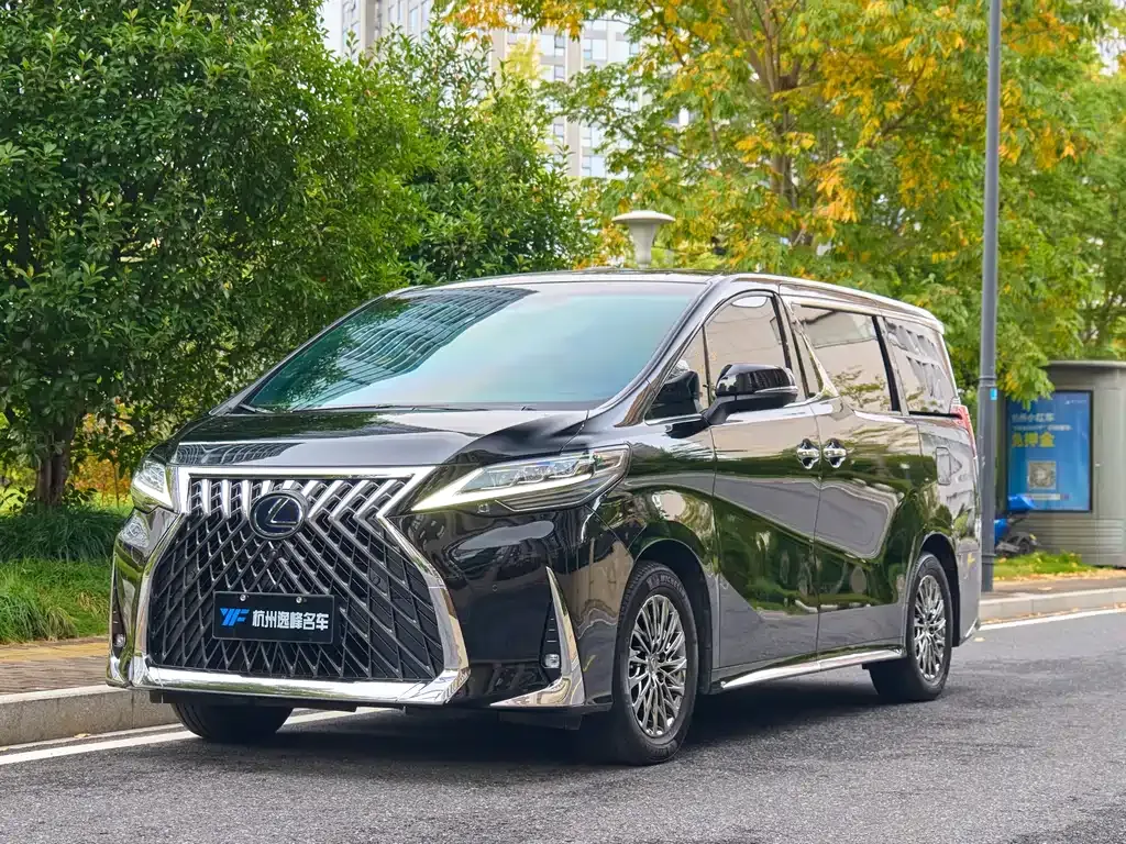 Lexus LM — фото 1