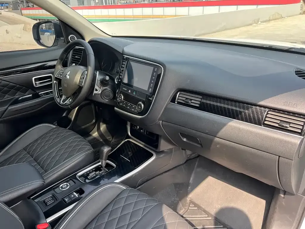 Mitsubishi Outlander 2021 из CN, фото 10