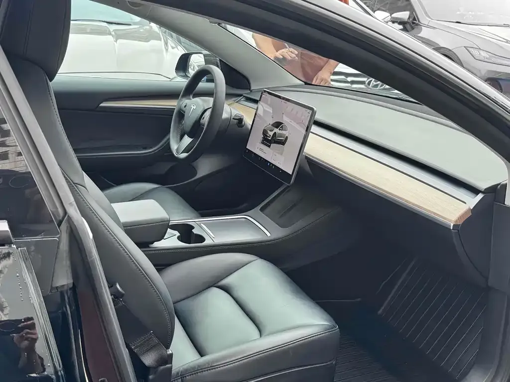 Tesla Model 3 — фото 8