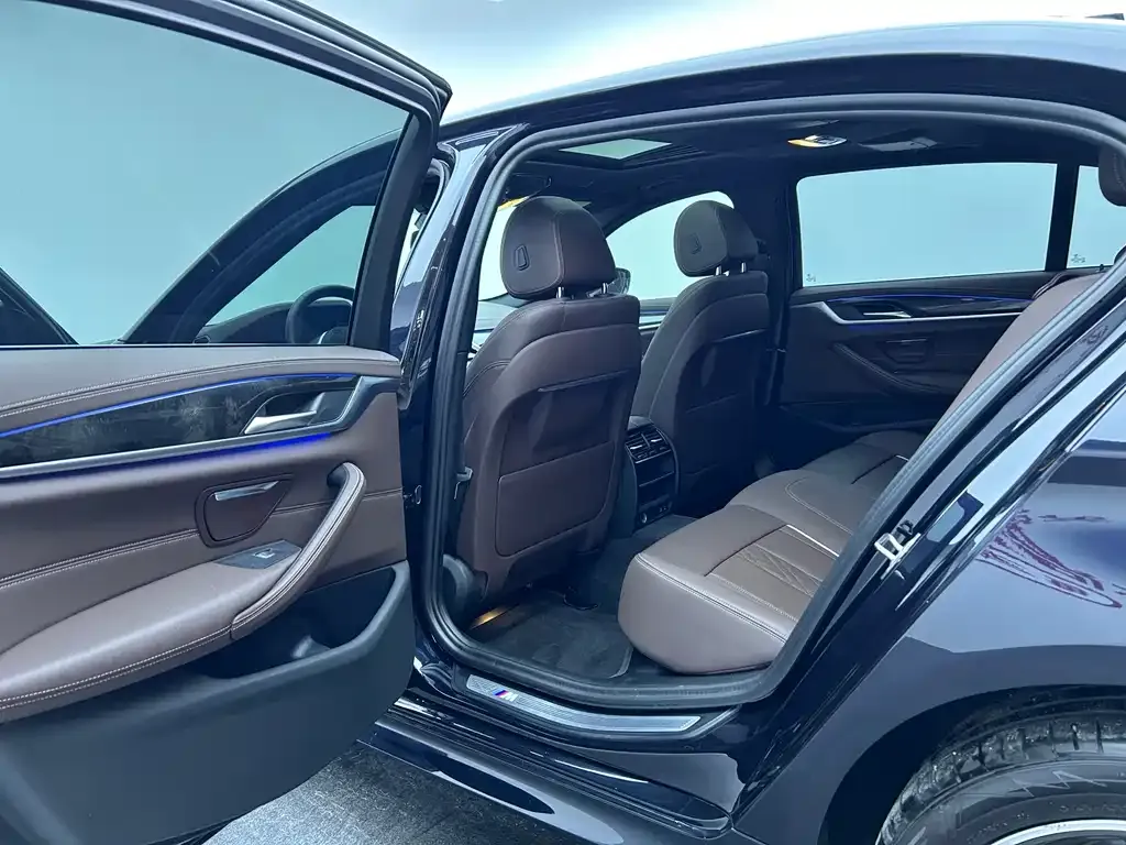 BMW 5 Series 2023 из CN, фото 9