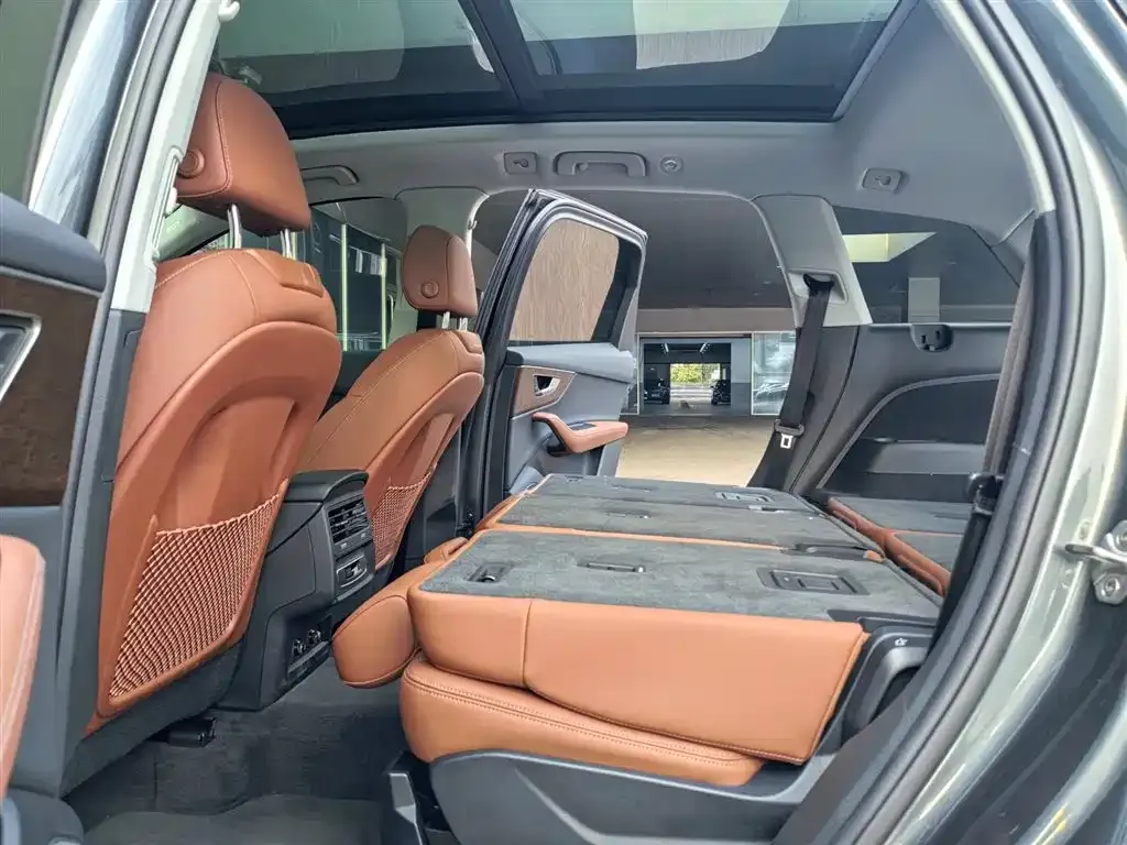 Audi Q7 2024 из CN, фото 9