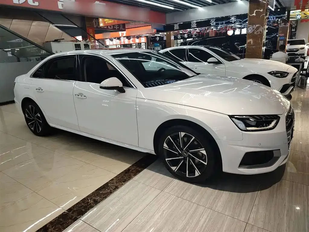 Audi A4L 2022 из CN, фото 4
