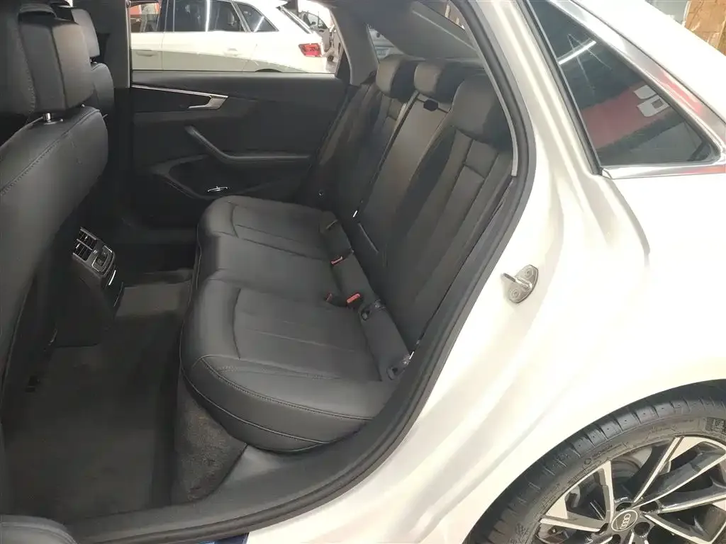 Audi A4L 2022 из CN, фото 9