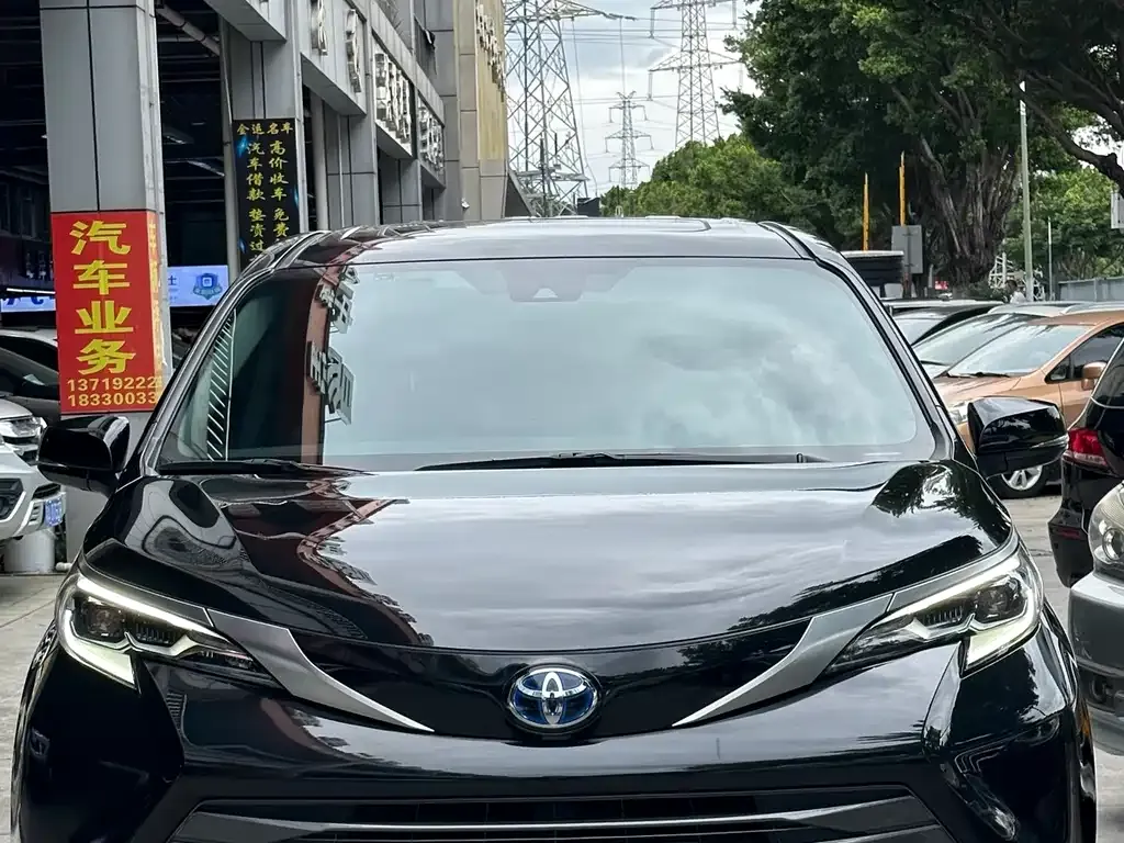 Toyota Sienna 2023 из CN, фото 2
