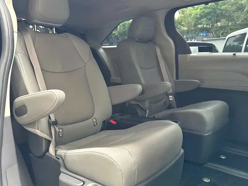 Toyota Sienna 2023 из CN, фото 4