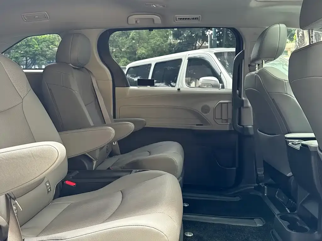 Toyota Sienna 2023 из CN, фото 5