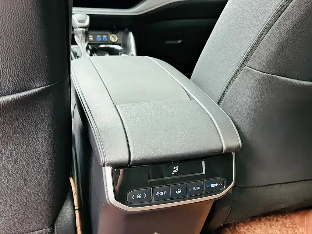 Toyota Crown Kluger 2021 из CN, фото 10