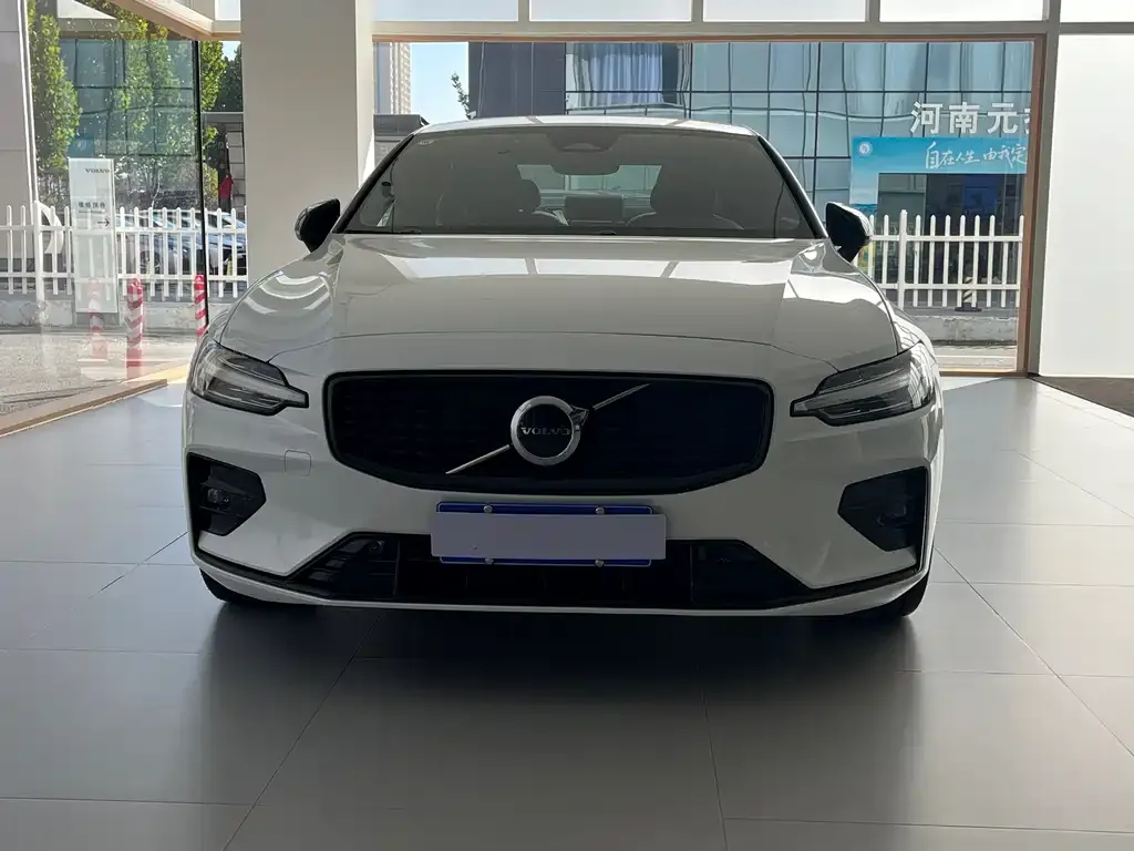 Volvo S60 2024 из CN, фото 2