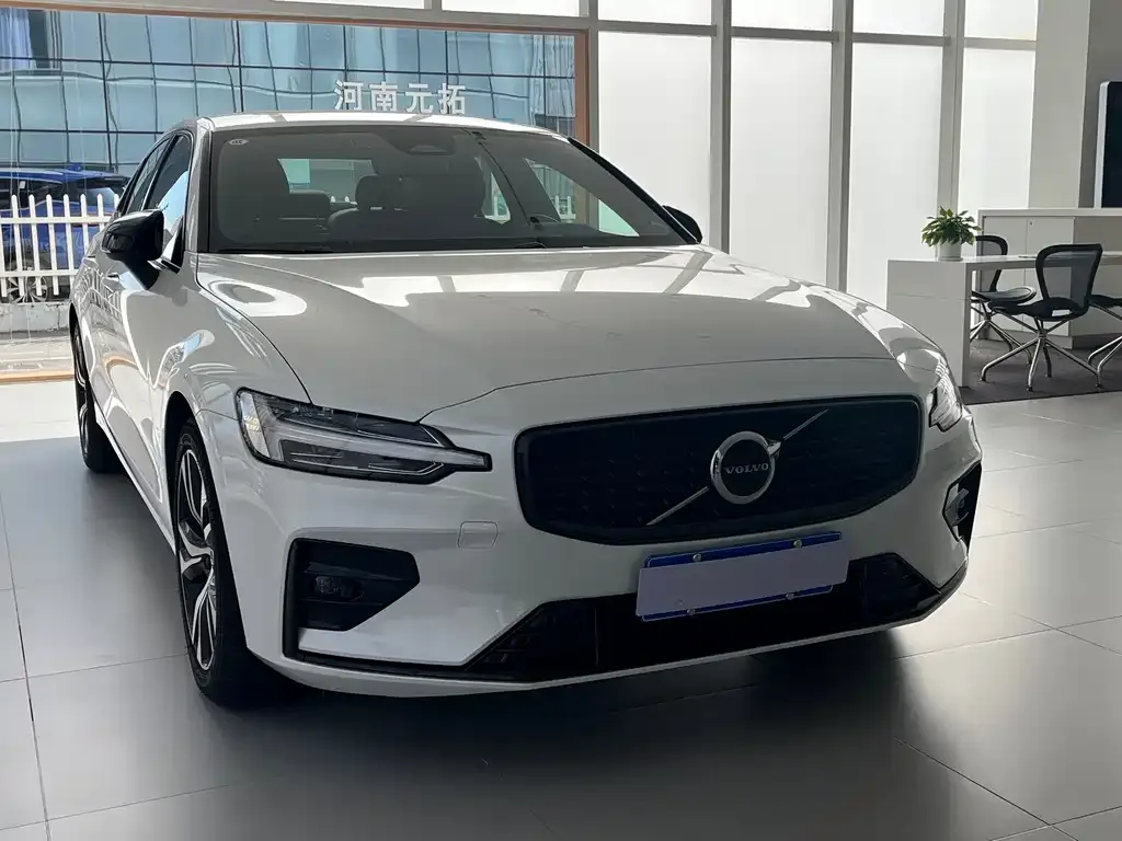 Volvo S60 2024 из CN, фото 3