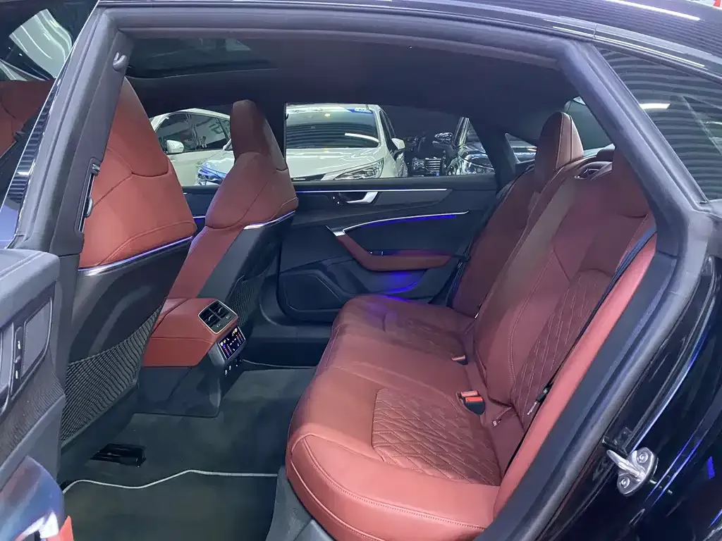 Audi A7L 2023 из CN, фото 10