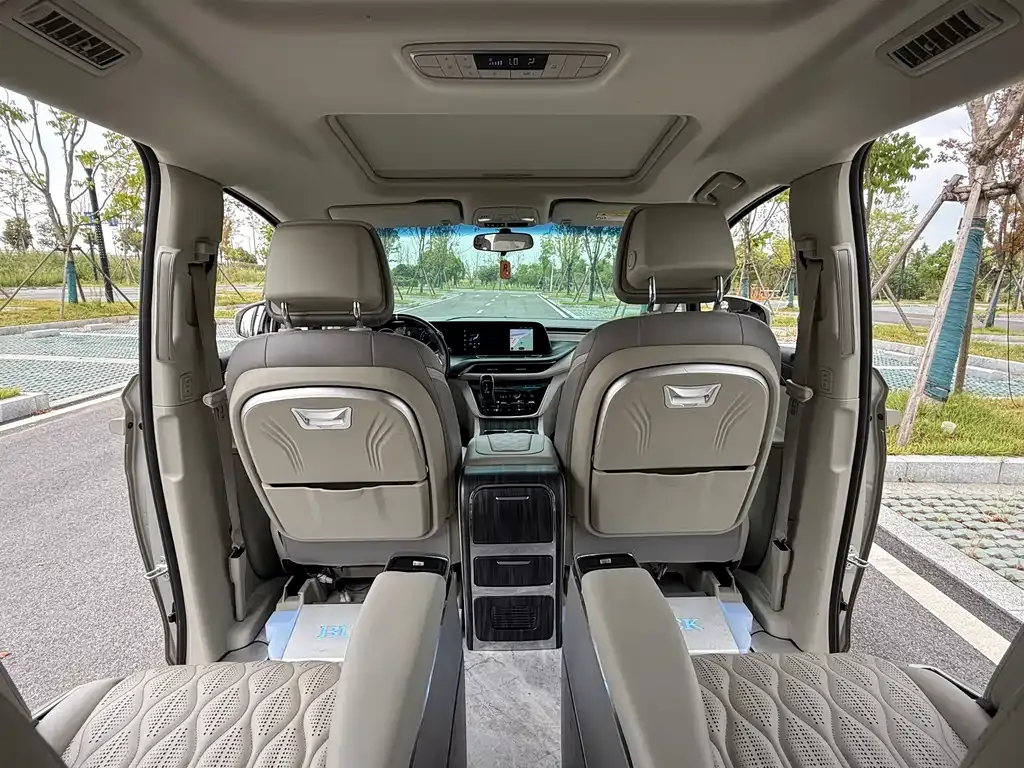 Buick GL8 2023 из CN, фото 10