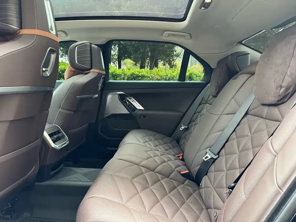 BMW 7 Series 2024 из CN, фото 8