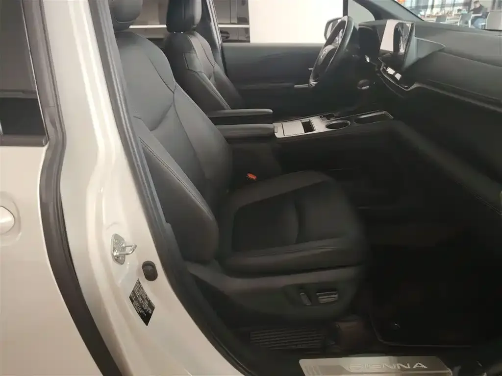 Toyota Sienna 2023 из CN, фото 3