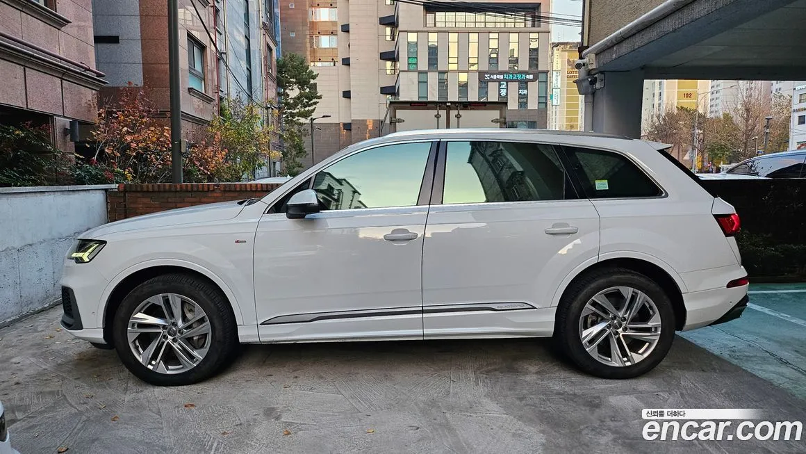 Audi Q7 2021 из KR, фото 4