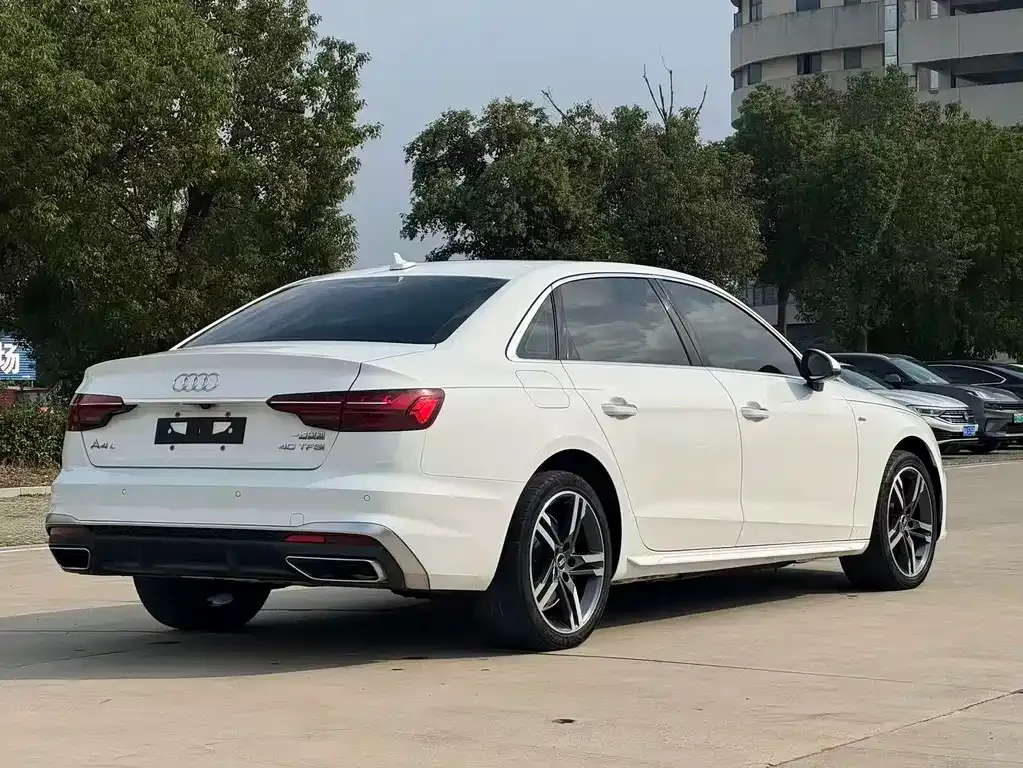 Audi A4L 2022 из CN, фото 8